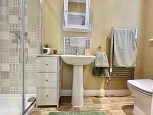 Master En-suite- click for photo gallery